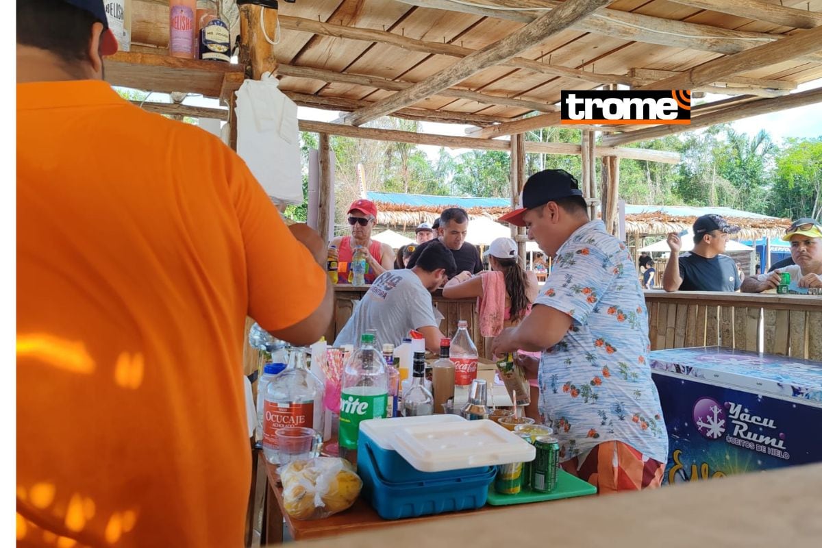 Expertos en coctelería atienden al público sus preferencias. Foto: Katty Gines.