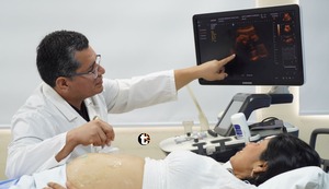 ¡Milagro médico! Operan con éxito a un feto dentro del vientre de su madre en el Hospital Sabogal