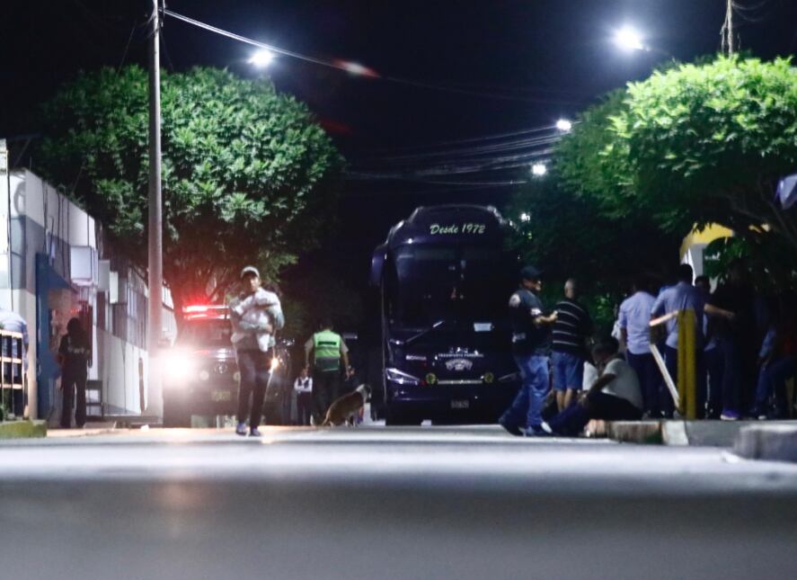 Delincuentes balean bus de la agrupación musical Armonía 10. Paul Flores " El Ruso" integrante y vocalista falleció camino al hospital Hipolito Unanue. Foto: César Grados/@photo.gec