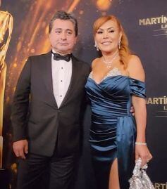 Magaly Medina y su esposo en los premios Martín Fierro