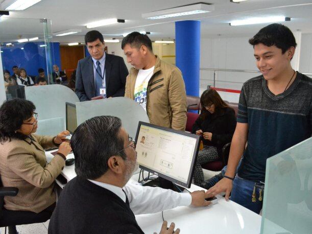 Joven realiza trámite en Migraciones, para lo cual es necesario contar con su DNI (Foto: Andina).