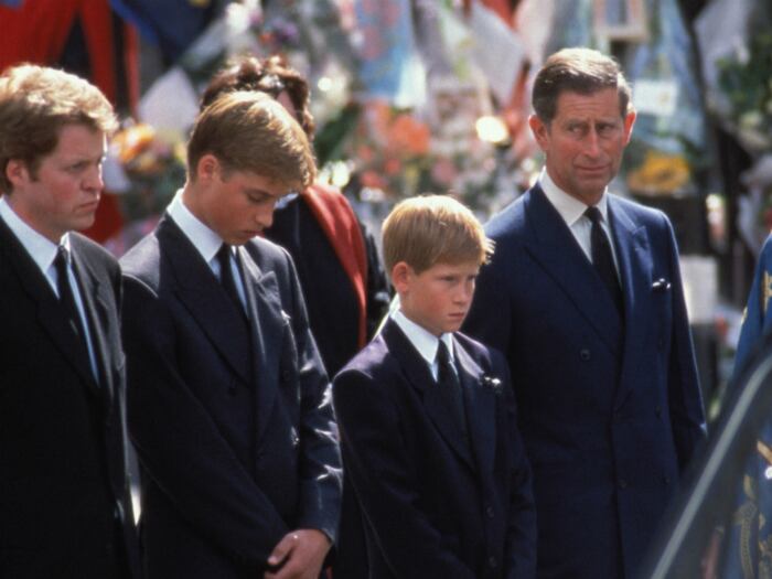 Carlos de Gales en el funeral de Lady Di junto con sus dos hijos, Guillermo y Enrique. (Foto: AFP)