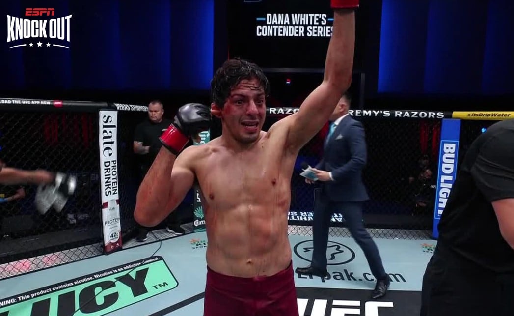 Adrian Luna celebra su victoria en el Dana White Contender Series.