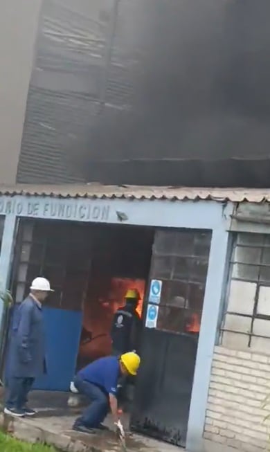 Incendio causó gran preocupación en la UNI. (Redes sociales)
