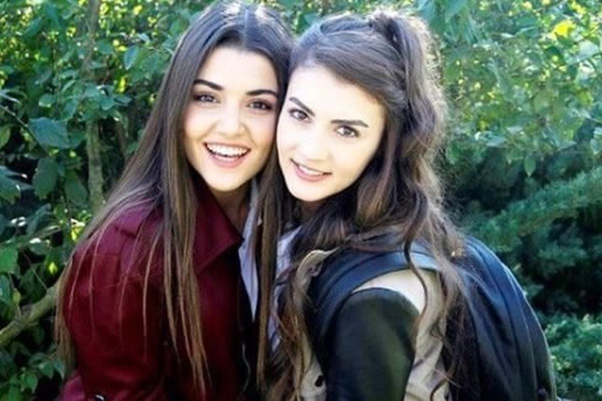 Hande Erçel y Burcu Özberk son grandes amigas y lo comparten en sus redes sociales. (Foto: Burcu Özberk/Instagram)