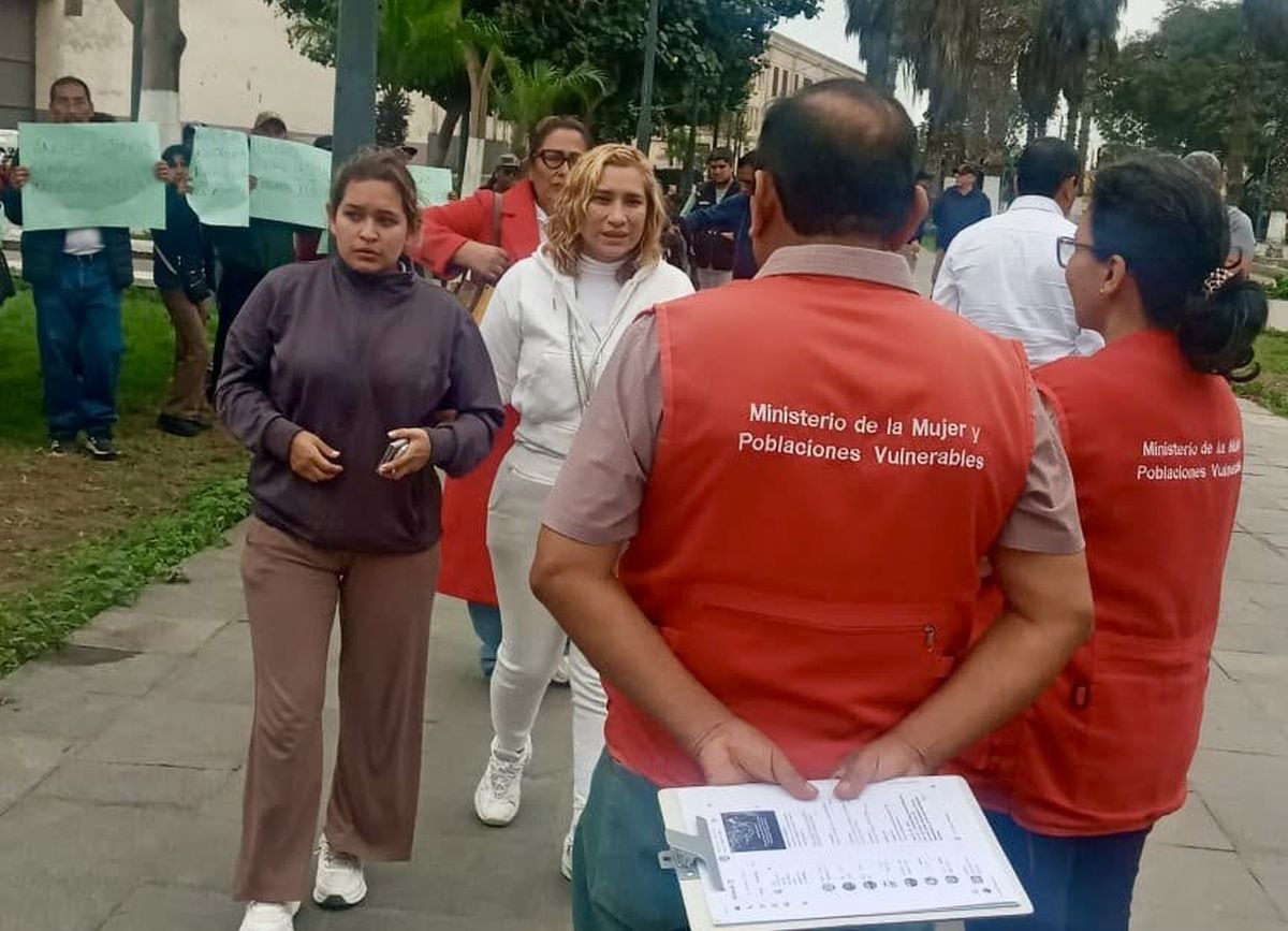 Katherine de la Rosa acompañada por personal del MIMP para presentar pedido al PJ en el que solicitan revocar beneficios a su expareja. (Foto: MIMP)