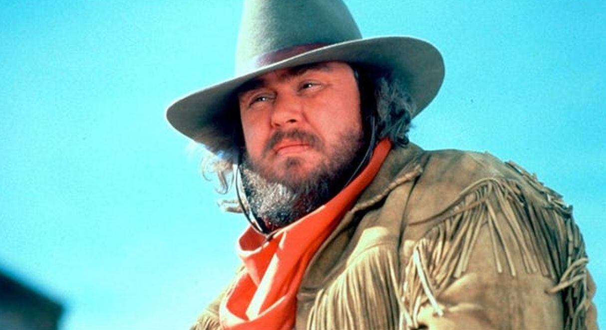 El actor cómico sufrió un ataque cardíaco fatal a principios de 1994, poco antes del rodaje de su película final, ¡Wagons East! (Foto: Wagon East)