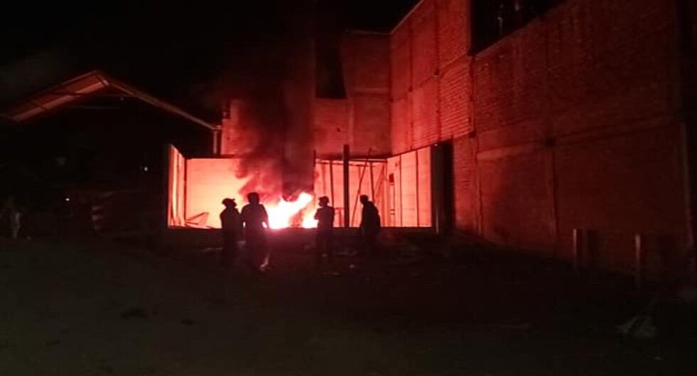 Junín: Vecinos quemaron antena de telefonía en el distrito de Chica bajo el argumento que la tecnología 5G transmite el COVID-19.