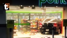 ¡Pánico en Barranco! Auto se empotra dentro de minimarket de grifo y deja graves daños