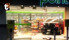 ¡Pánico en Barranco! Auto se empotra dentro de minimarket de grifo y deja graves daños