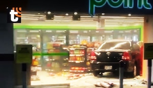 ¡Pánico en Barranco! Auto se empotra dentro de minimarket de grifo y deja graves daños