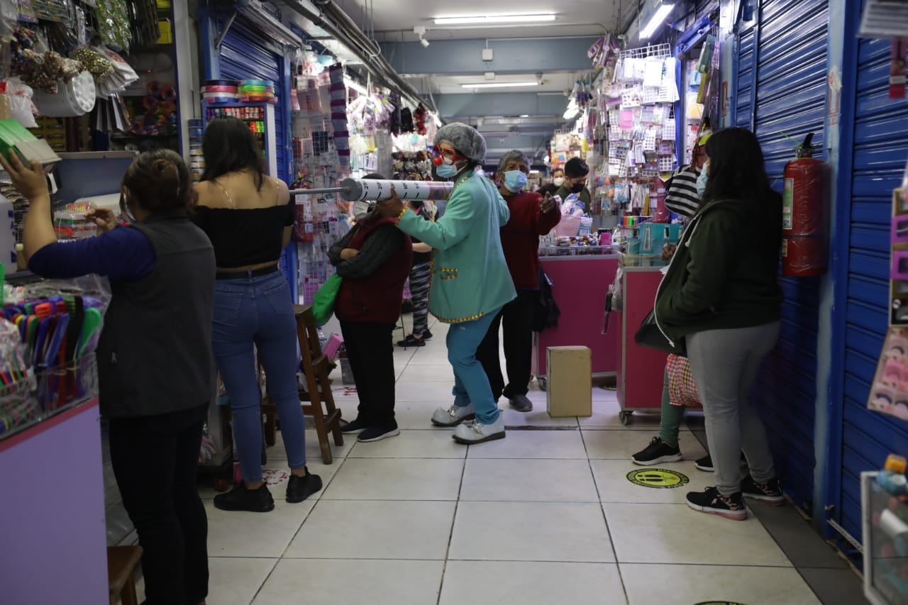 Minsa vacuna contra el coronavirus a comerciantes y público que se encuentre en Mesa Redonda. Foto: Britanie Arroyo/@photo.gec