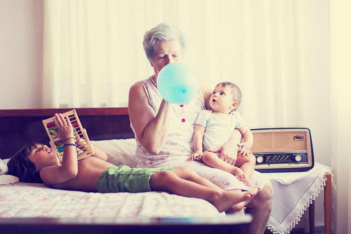 Muchas abuelas, mayores de 65 años, cuidan de sus nietos, de su hogar y, además, ayudan en la economía familiar.