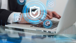 ¿Cómo protegerte de estafas digitales al momento de pagar por internet o en tiendas físicas?