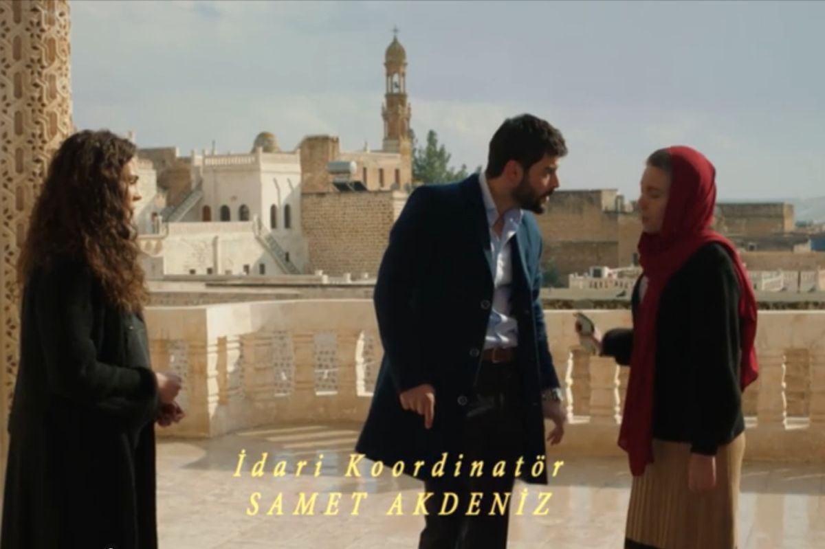 Escena del último capítulo de Hercai donde aparece Miran, su madre y Reyyan.