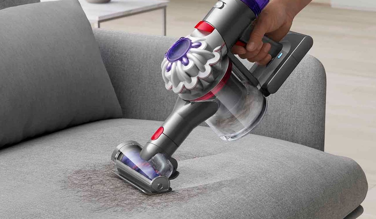 La eliminación del polvo y alérgenos en el hogar comienza con una limpieza profunda de suelos y superficies.