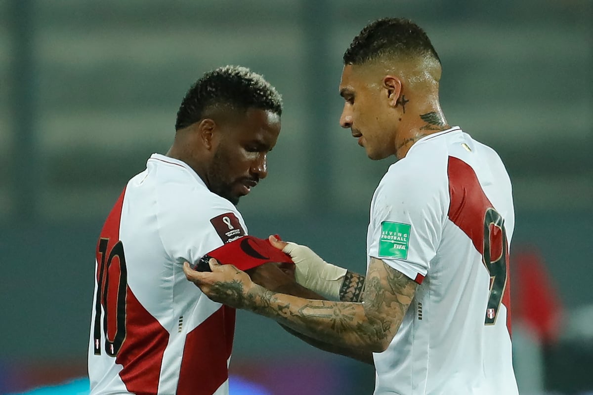 Peru's Jefferson Farfan (L) and Peru's Paolo Guerrero (R) are seen during the South American qualification football match for the FIFA World Cup Qatar 2022 between Peru and Chile at the National Stadium in Lima on October 7, 2021. (Photo by Daniel APUY / POOL / AFP)