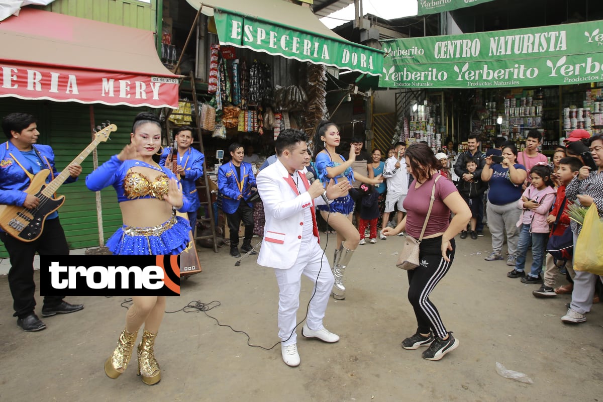 Comerciante vende yucas y camote, y también es un cantante folclórico conocido como: "El conejito encantador". Foto: Jessica Vicente