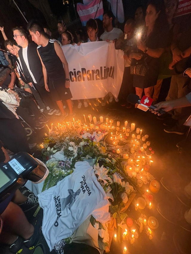 Vecinos y otras personas se congregaron en Camino Real para honrar a la campeona de buceo. (Fotos: Lady Gamarra)