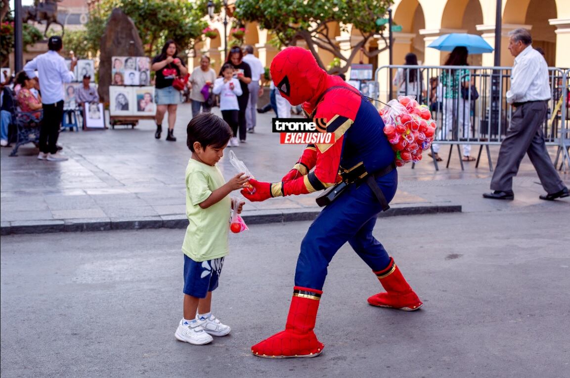 Hombre Araña peruano. Padre de familia se disfraza de Spiderman para llevar alegría a niños y buscar ingresos con la venta de sus yo-yo. (Entrevista: Isabel Medina / Foto: Fernando Sangama / Trome)