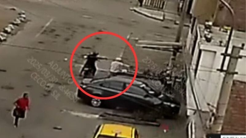 Sicarios adolescentes fueron captados disparando contra vivienda de un rival.