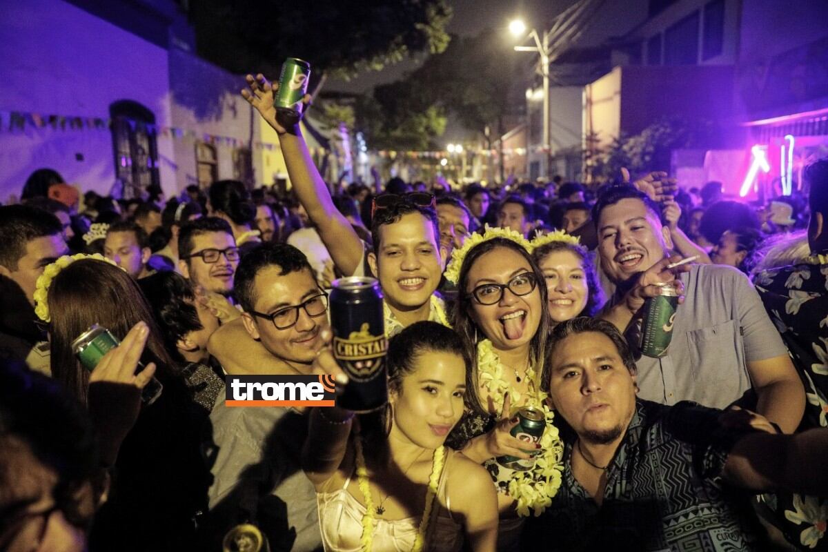 Despidieron el 2022 con festejos en las calles y también frente al mar. (Isabel Medina / Foto: Joel Alonzo / Trome)