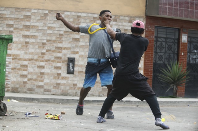 Recorrido después de los festejos de Año Nuevo al amanecer en las calles de Lima. Foto: Joseph Angeles/@photo.gec