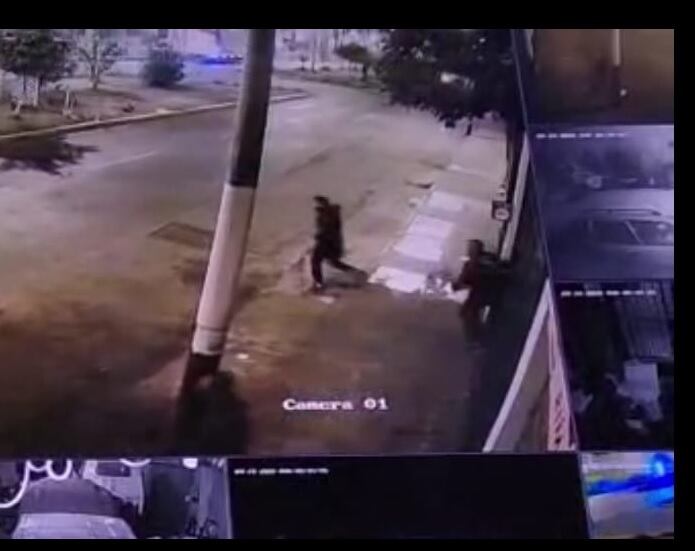 Cámara de vigilancia grabó a rateros al entrar y escapar.