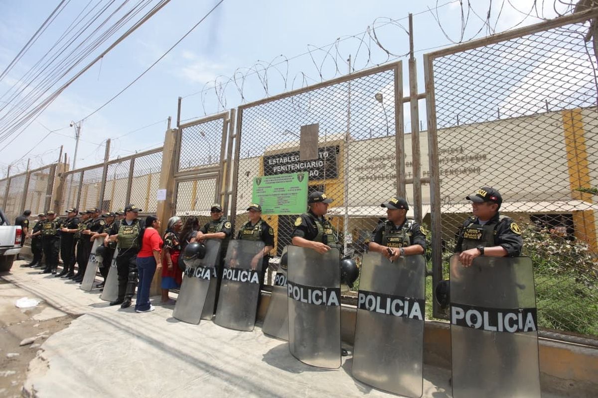 Una gresca entre internos del Pabellón 1 del penal Sarita Colonia terminó con cuatro de ellos subiendo al techo de su módulo en protesta contra su delegado. La situación fue controlada. Fotos: Violeta Ayasta / @photo.gec