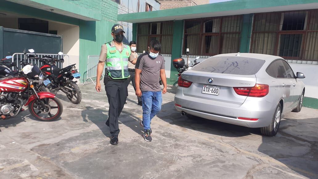 Dos presuntos asaltantes armados, a bordo de una moto lineal, que habrían asaltado a dos jóvenes, fueron atrapados. (foto: Mónica Rochabrum/Trome)