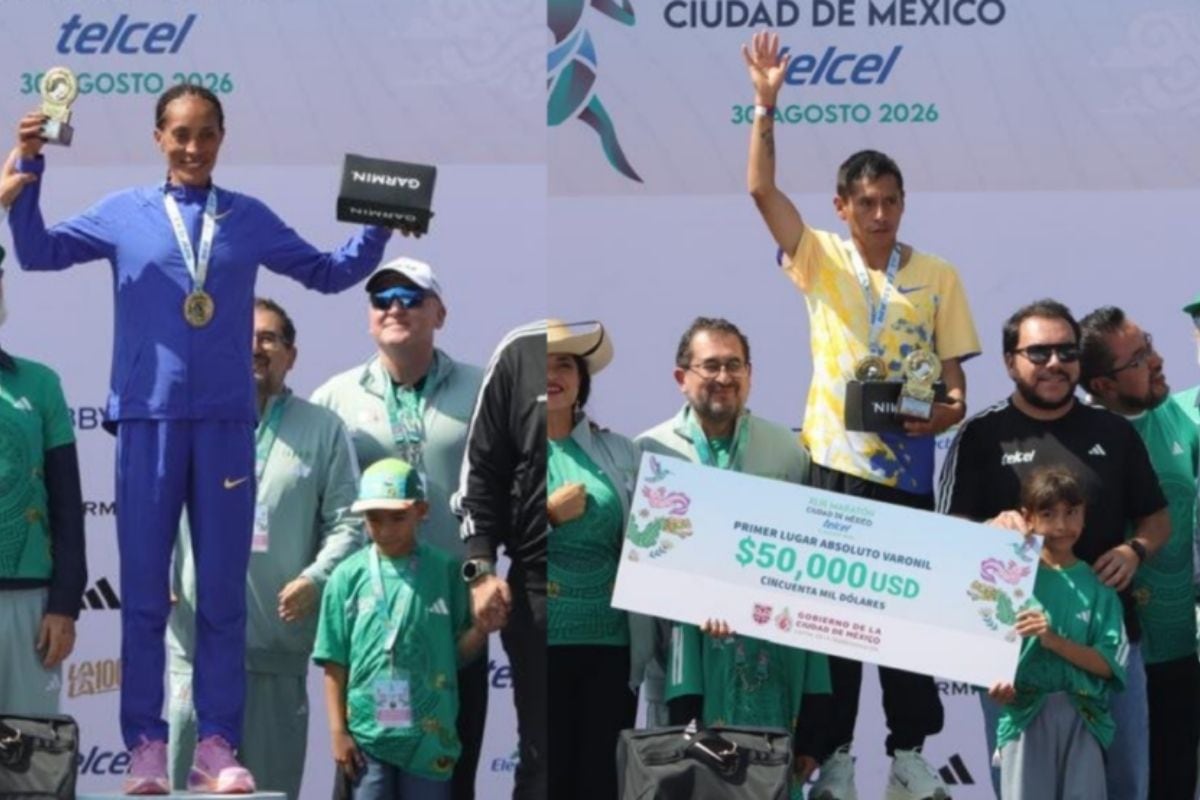 Pacheco recibe cheque tras ganar la maratón de México (foto: @record)