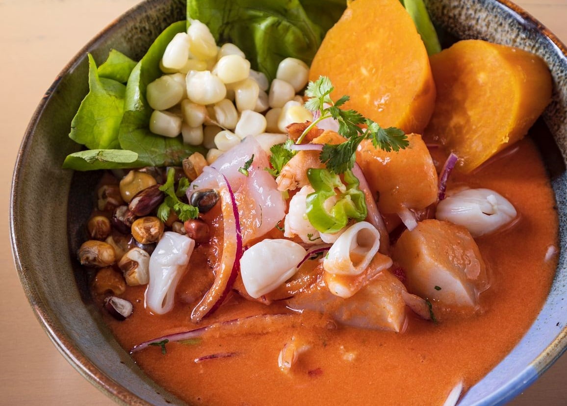 El chef peruano Ronal Bautista y el influencer mexicano, Luisito Comunica se unieron para abrir el restaurante 'Bolichera 21' . (Foto: Instagram @luisitocomunica)