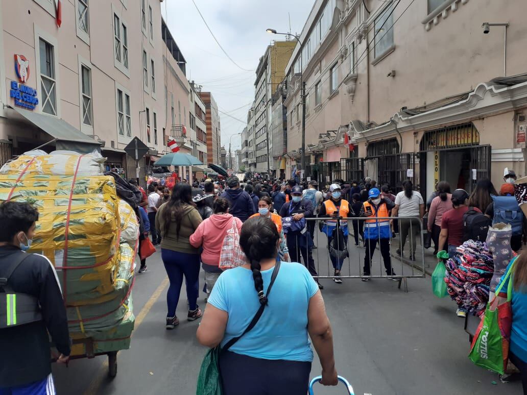 Cientos de personas llegan desde tempranas horas a ‘Mesa Redonda’ para hacer sus compras para los negocios y hogares. (foto: Mónica Rochabrum/Trome)