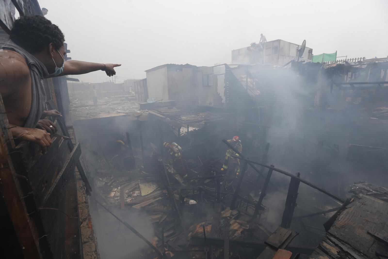 Incendio arrasó con ocho casas, en el Callao. | Foto: Violeta Ayasta