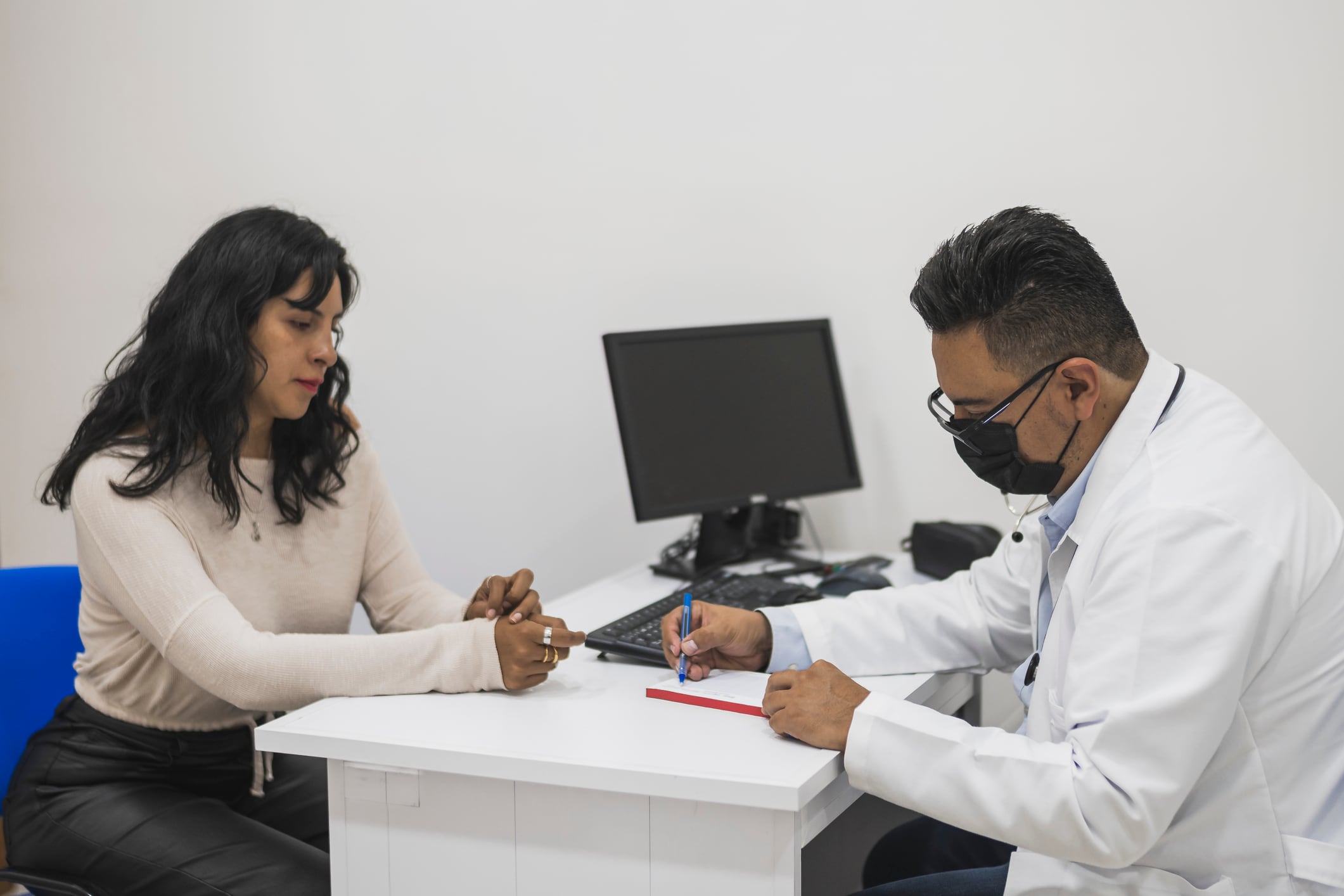 Los chequeos preventivos son vitales porque permiten detectar enfermedades graves en sus etapas iniciales, incluso antes de que presenten síntomas. Foto: composición/Istock