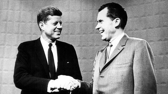 En 1960, el demócrata John F. Kennedy le gana al republicano Richard Nixon.