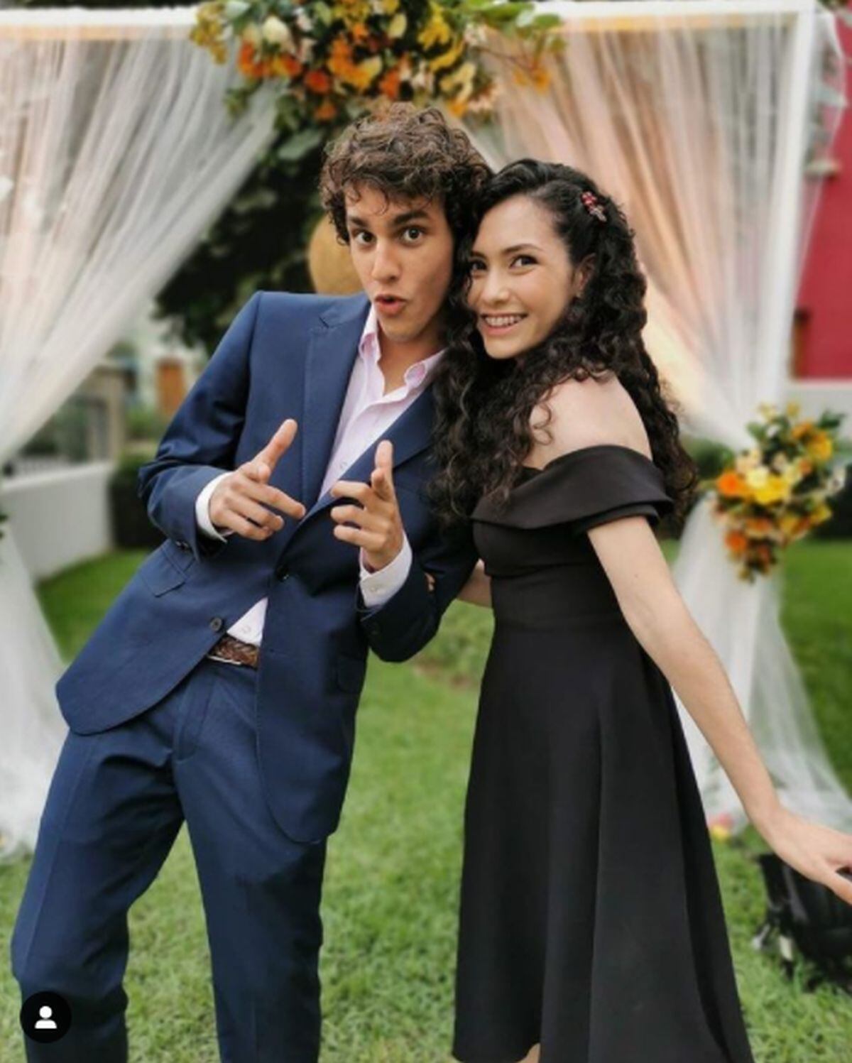 Una toma junto a su amiga Daniela Olaya en los set de grabación de "De vuelta al barrio" (Foto: Gabriel Meneses / Instagram)