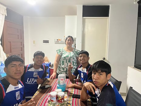 Papás de la categoría 2011 de Carlos Manucci, unidos a su club, levantan albergue para niños: Así funcion...