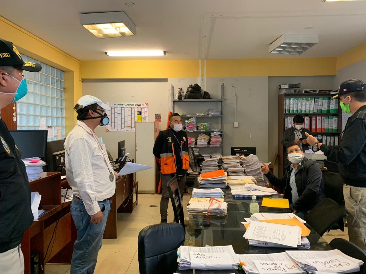 PNP y Ministerio Público intervienen municipios de Comas e Independencia por presuntas irregularidades en compra y entrega de canastas. (Foto: Fiscalía)