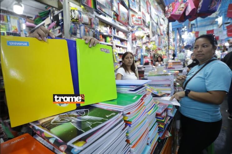 Padres de familia siguen en la búsqueda de diversos artículos de la lista de útiles escolares. Los cuadernos han subido de precio. (Entrevista: Isabel Medina / Foto: GEC - Trome).