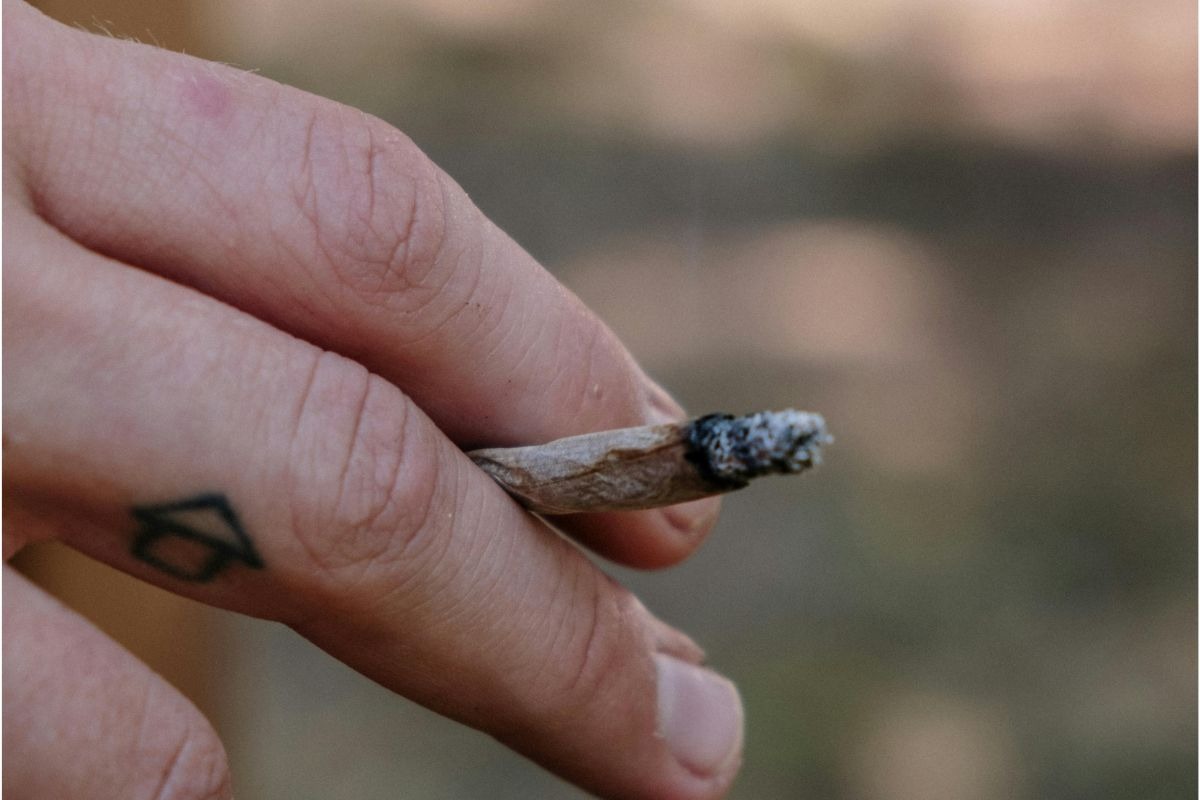 En muchas ocasiones, los chicos ven a la marihuana como algo “natural” o “menos dañino” que otras sustancias. Foto: Pexels.