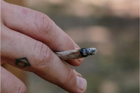 Encontré a mi hijo fumando marihuana, ¿qué debo hacer?