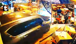 ¡Imágenes de terror! Comensal ebrio ESTRELLA SU AUTO contra restaurante en La Molina y deja dos heridos