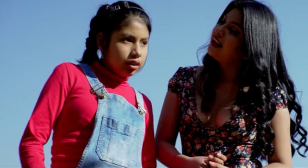 Wendy Sulca junto a su hermana en el video oficial de "Mi ángel". (Foto: Captura YouTube).