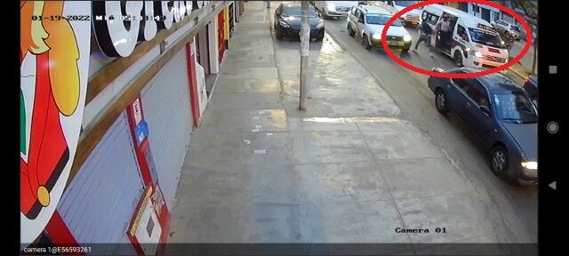 Luego del robo empezó a correr para cruzar la pista.