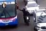 ¡Terror en Comas! Video del momento en que sicario balea a chofer de bus en plena avenida