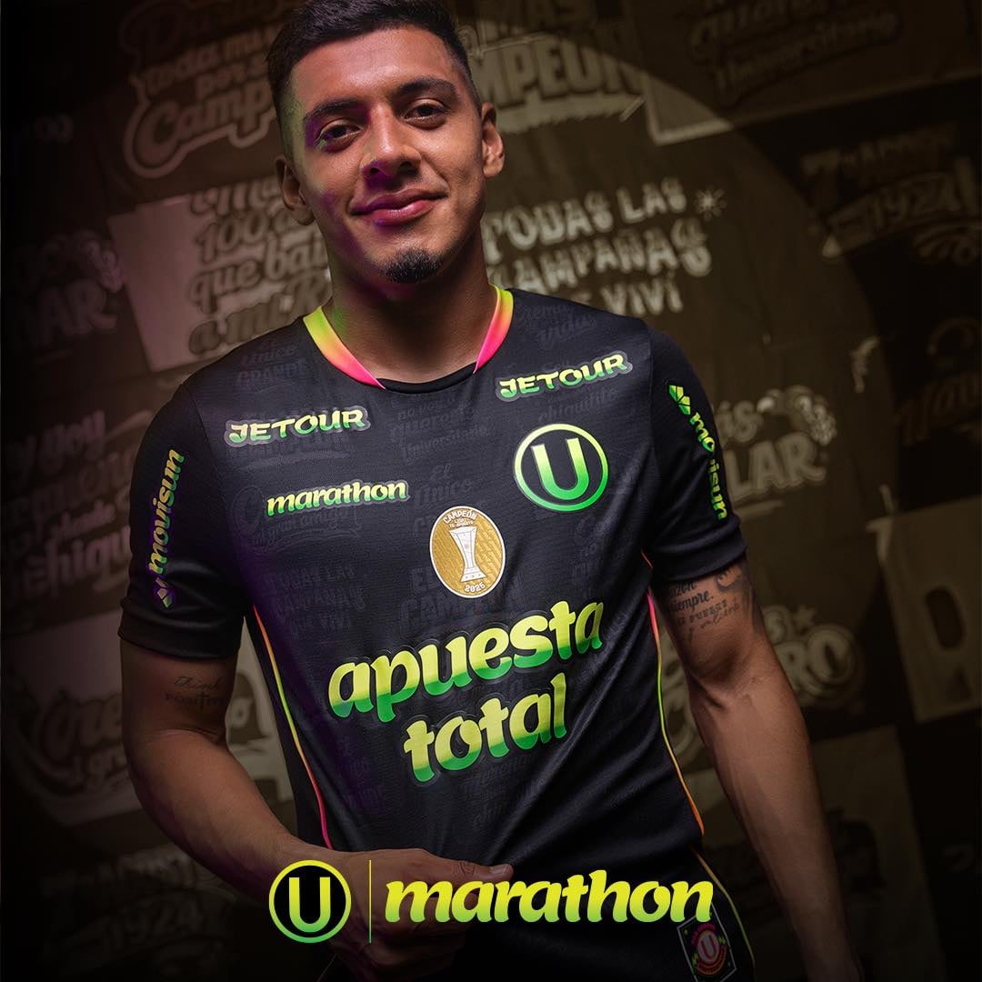 Jugadores presentaron nueva camiseta de Universitario.