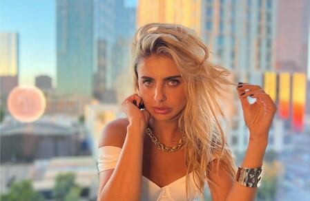 La 'rubia' Michelle Renaud luciendo una blusa blanca en una conocida ciudad de México (Foto: Michelle Renaud/Instagram)