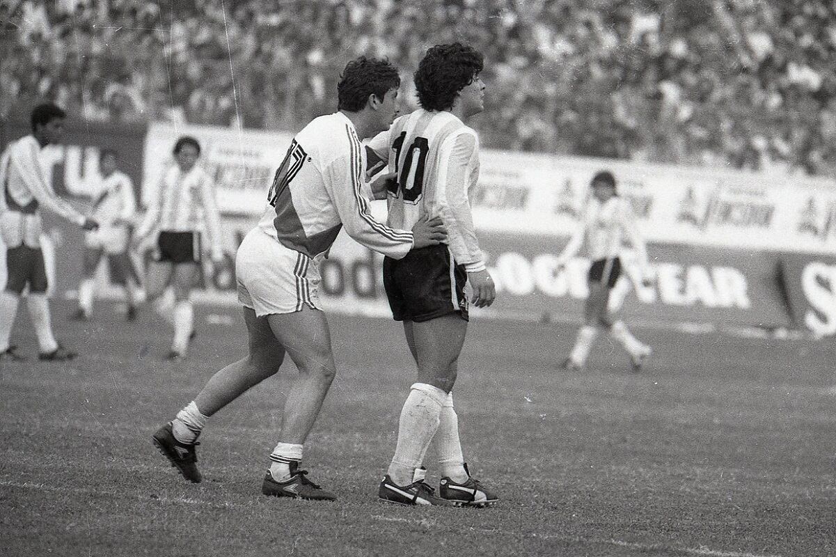 Luis Reyna marcando a Diego Armando Maradona durante el partido de la selección peruana vs la selección argentina. Lima, 23 de junio de 1985. (GEC Archivo Histórico)