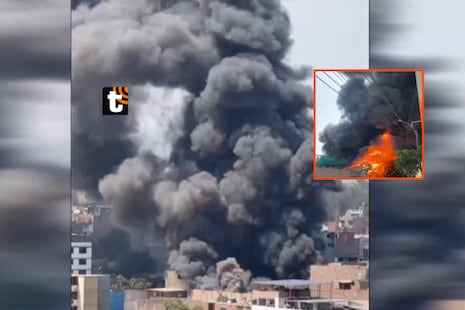 ¡Alarma por voraz incendio en SJL! Fuego consumió almacén de colchones y movilizó al menos 60 bomberos